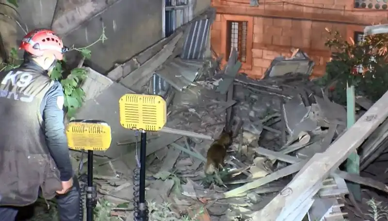 İstanbul'da Deprem Sonrası Yıkılan Bina: Güvenlik Uyarıları Yeniden Gündemde