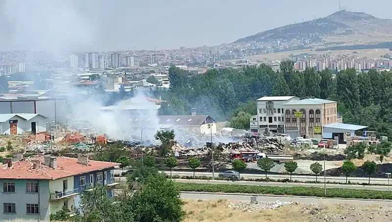 Otluk Alanda Çıkan Yangın, Deponun Tamamını Kül Etti!