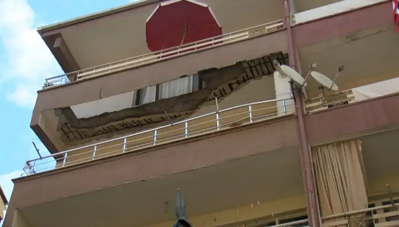 Güngören'de Korkutan Olay: Beş Katlı Binanın Balkonu Çöktü, Can Pazarı Yaşandı