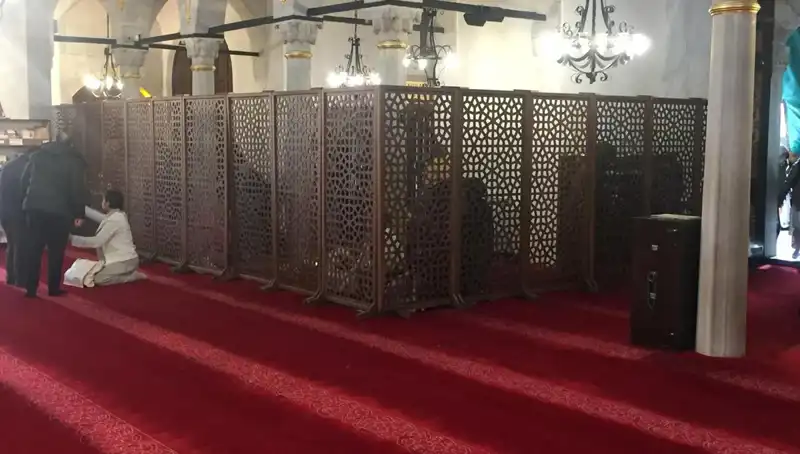 Kadın ve Erkeklerin Yan Yana Teravih Namazı Kılması: Sosyal Medyada Tartışmalar Büyüyor
