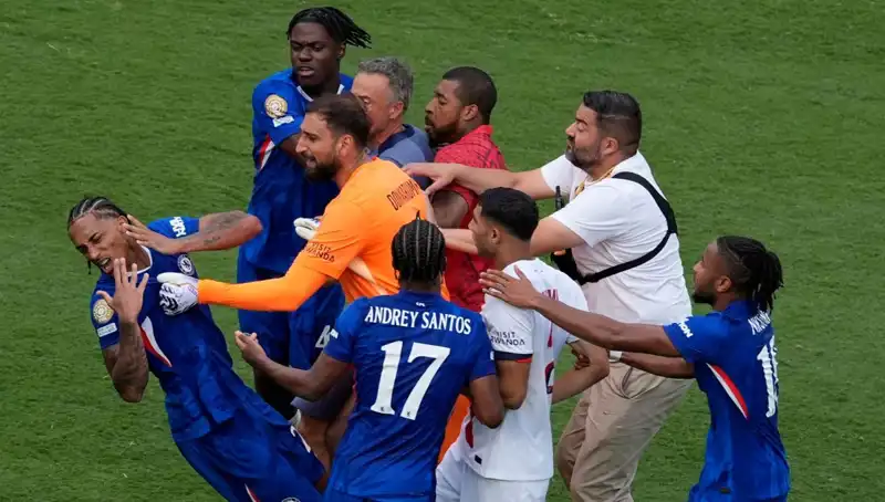 Süper Finalde Şok Gelişmeler: Teknik Direktörden Futbolcuya Yumruk İddiası!