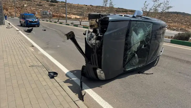 Kilis'te Ticari Araç Devrildi: 4 Kişinin Yaralandığı Kaza Tüm İnterneti Sarstı