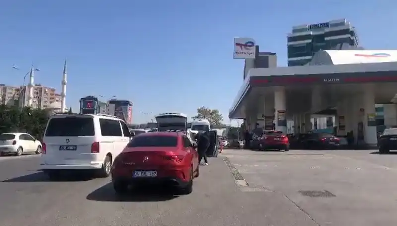 Deprem Sonrası Akaryakıt İstasyonlarında Yoğun Kuyruklar: Nedenleri ve Etkileri