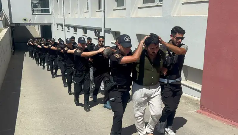 Adana'da 825 Kilo Eroin Yakalandı: 16 Şüpheli Tutuklandı, Operasyon Ayrıntıları Ortaya Çıktı