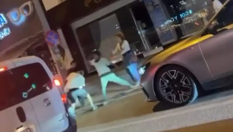 Cadde Boks Ringine Dönüştü: Yumruklar Uçuştu, İzleyiciler Şaşkın!