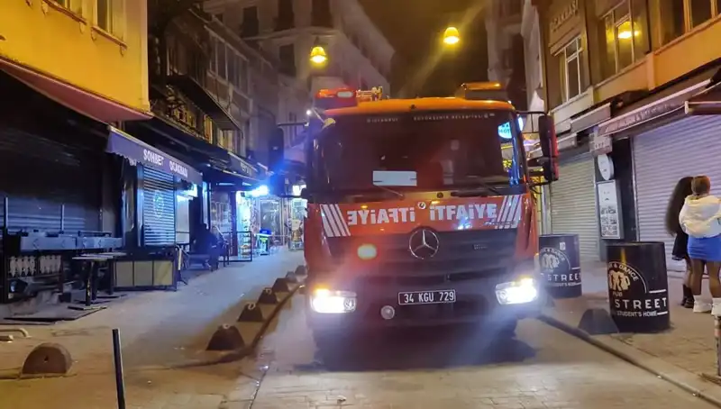 Beyoğlu'nda Asansör Boşluğuna Düşen Müşteri Hayatını Kaybetme Tehlikesi Geçirdi
