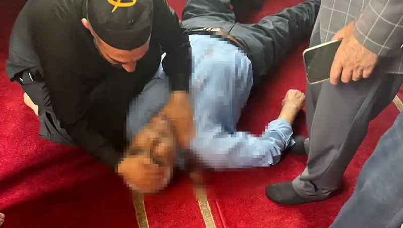 Camide Namaz Kılarken Bıçaklanan Kişinin Hayatı Tehlikede Mi?