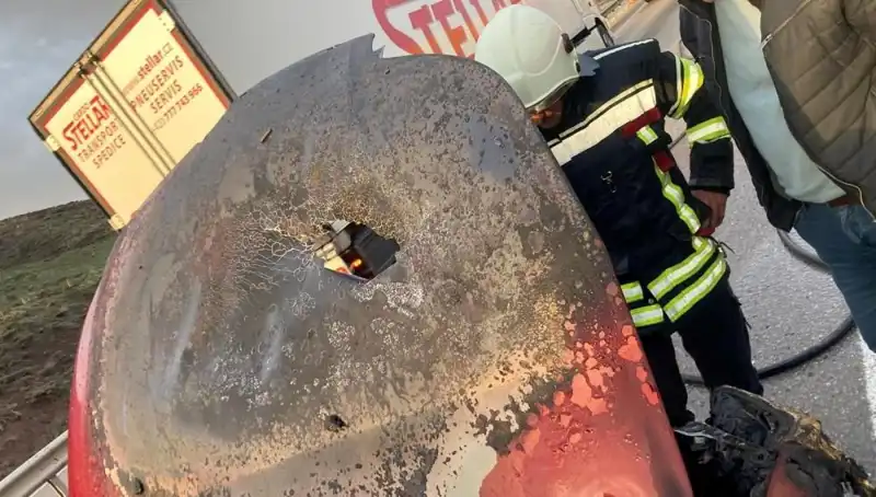 Seyir Halindeki Otomobil Yangını: Korku Dolu Anlar ve Nedenleri