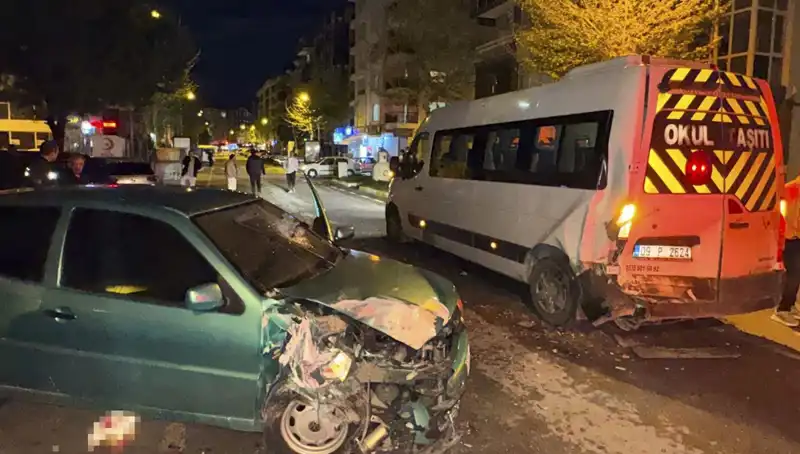 Otomobil Servis Minibüsüne Çarpınca: Korkunç Kazada 6 Yaralı!