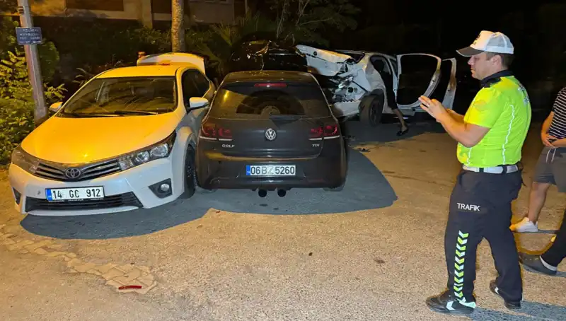 Alkollü Sürücü Kaza Yaptı: Üç Araca Çarptı, Sokaklar Karanlığa Gömüldü