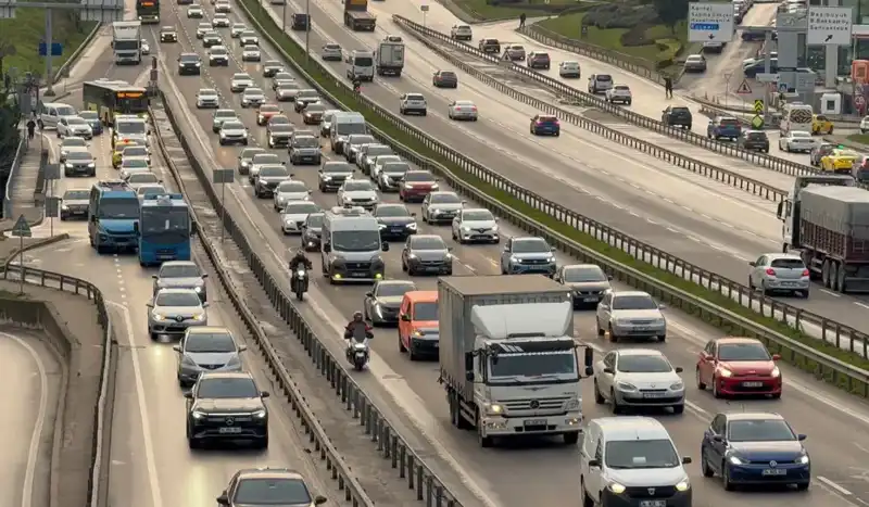 İstanbul Sabaha Aksaklıkla Başladı: Anadolu Yakası’nda Araçlar Yavaş İlerliyor