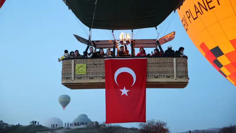 Kapadokya'da Bayraklı Balonlar: 23 Nisan Coşkusu Göklerde Yaşandı