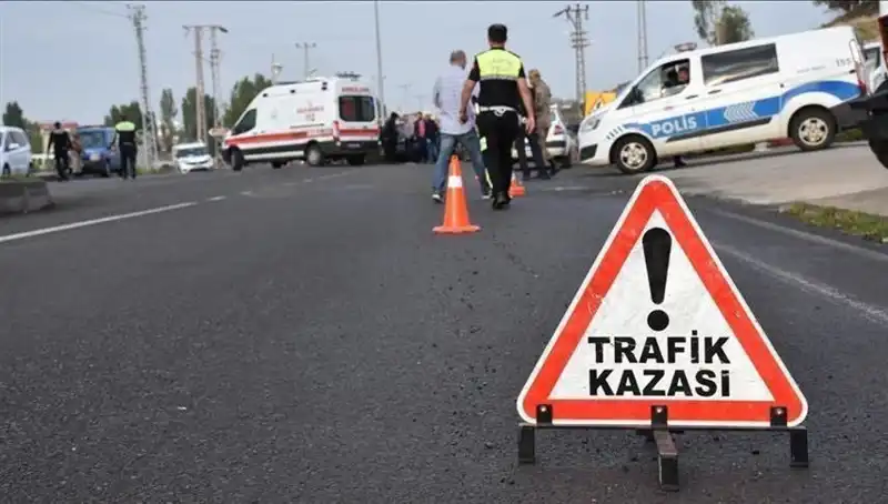 Antalya'da Otomobil Kanala Devrildi: Yaralılar ve Olayın Ayrıntıları