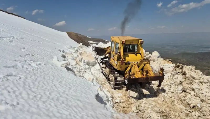 Nisan'da 2 Metreyi Aşan Kar: Yol Açma Çalışmaları Nasıl Yapıldı?