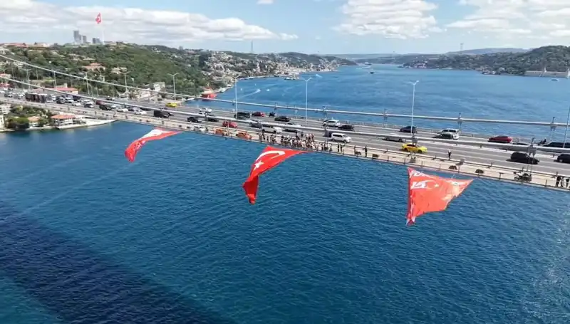 Tarihi Köprüye Asılan Dev Türk Bayrağı Hedef Gözlemlenip Birlik Duası Edildi