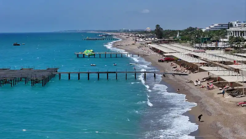 Antalya Sahillerinde Güneşli Hava: Tatilciler İçin Cennet Gibi Bir Şans