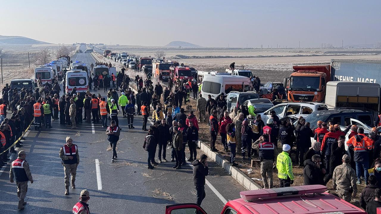 Van'da Sis ve Buzlanma Nedeniyle 30 Araç Zincirleme Kaza Geçirdi