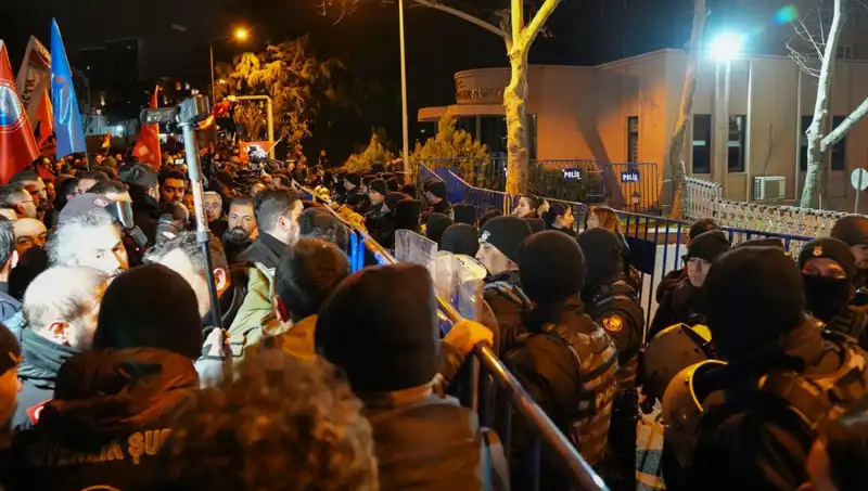 İmamoğlu Protestoları: Yerlikaya, 16 Polis Yaralandı Dedi, 53 Gözaltı Var