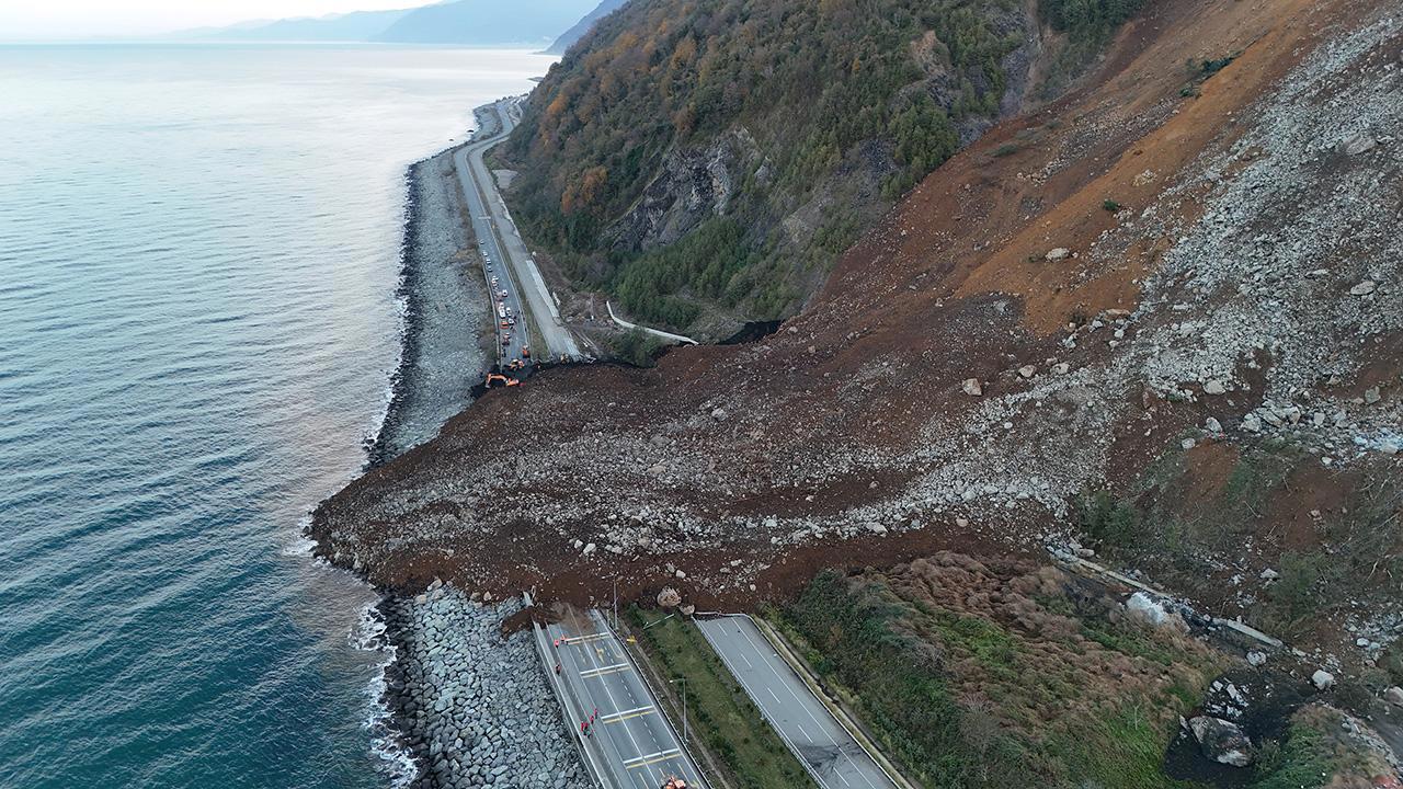 Artvin'de 100 bin tonluk heyelan!