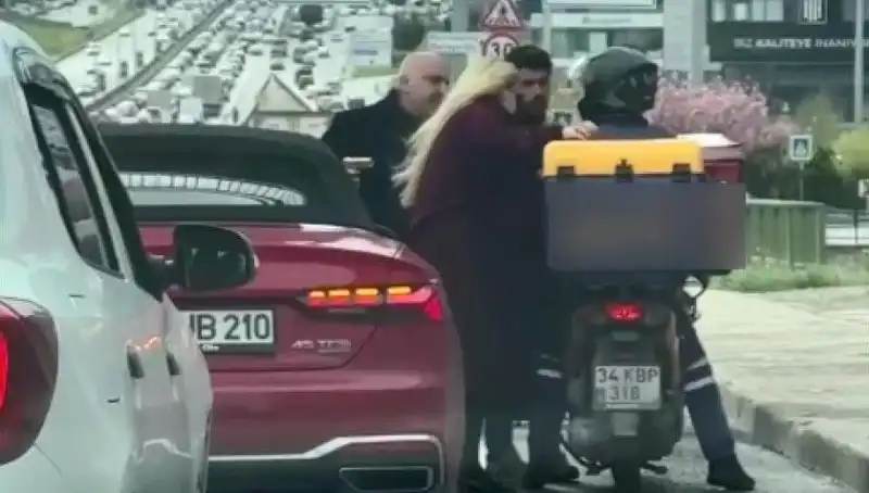 D-100 Karayolu'nda Dehşet Anları: Motokuryeye Silah Çeken Birey Yakalandı