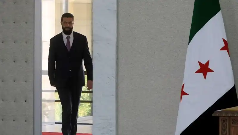 Paris'te Şara-Macron Zirvesi: Fransa'nın Yeni Suriye Stratejisi Belirlendi