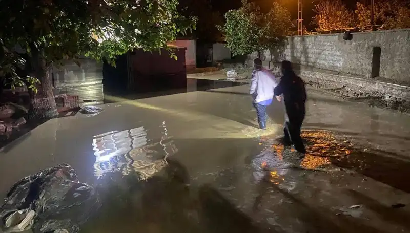 20 Dakikalık Şiddetli Yağış Sel Felaketi Getirdi: Evler Tehlikede!
