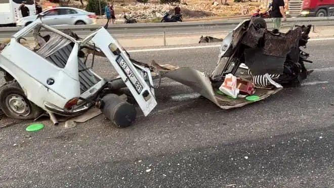 Bariyere Çarpan Araç Korku Dolu Kazada Hurda Yığınına Dönüştü!